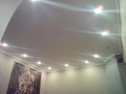 Натяжной потолок со светильниками.