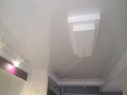 Натяжной потолок в светлой комнате