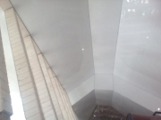 Натяжной потолок глянец белый на мансарде. Вид 2